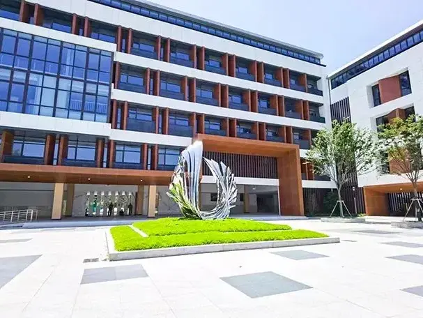 Школа лаких челичних конструкција
